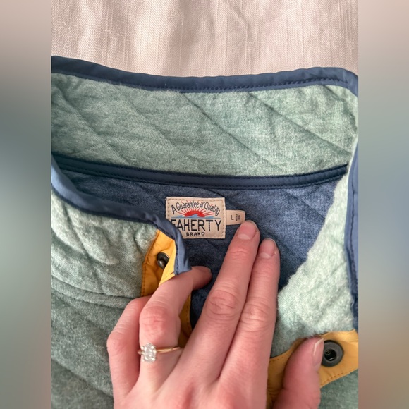 Faherty Quilted Baja Henley Pullover Men’s Large - Picture 2 of 3